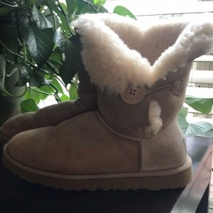 Ugg size 8 brown tan  boots